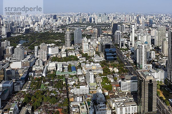 Blick vom Maha Nakhon Tower  314m  Stadtansicht  Pathumwan und Watthana Bezirk  Lumphini-Park  Mahanakhon  Bang Rak Bezirk  Bangkok  Thailand  Asien