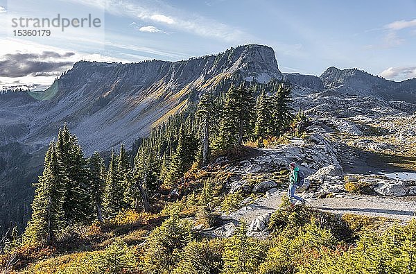 Wanderin auf Wanderweg bei Artist Point  Berglandschaft im Herbst  im Hintergrund der Tabletop Mountain  Mount Baker-Snoqualmie National Forest  Washington  USA  Nordamerika
