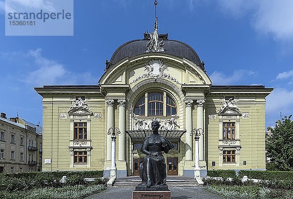 Olha-Kobylianska Theater  vor einer Statue der ukrainischen Nationaldichterin Olga Kobyljanska  Czernowicz  Bukowina  Ukraine  Europa