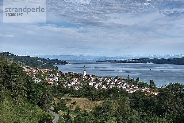 Blick über den Bodensee  mit der Gemeinde Sipplingen Bodenseekreis  Baden-Württemberg  Deutschland  Europa
