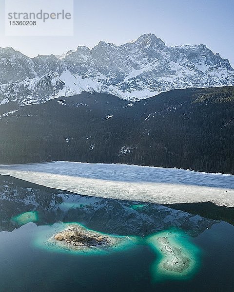 Eibsee  teilweise zugefroren vor verschneiten Berge  Jahreszeitenwechsel  Wettersteingebirge  Drohnenaufnahme  Garmisch-Partenkirchen  Deutschland  Europa