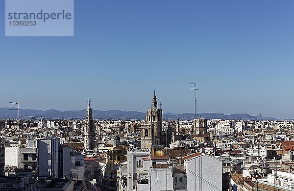 Panorama  Stadtansicht  Ciutat Vella  Altstadt  Kirchtürme Micalet und Santa Caterina  Blick vom Mirador Ateneo Mercantil  Valencia  Spanien  Europa