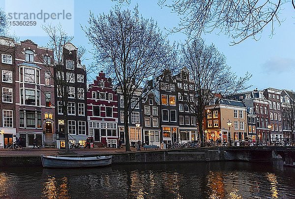 Abendstimmung  Gracht mit historischen Häusern  Amsterdam  Nordholland  Niederlande