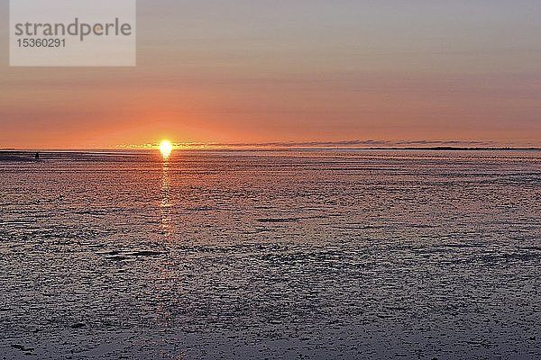 Sonnenuntergang über dem Wattenmeer bei Neuharlingersiel  Ostfriesland  Niedersachsen  Deutschland  Europa