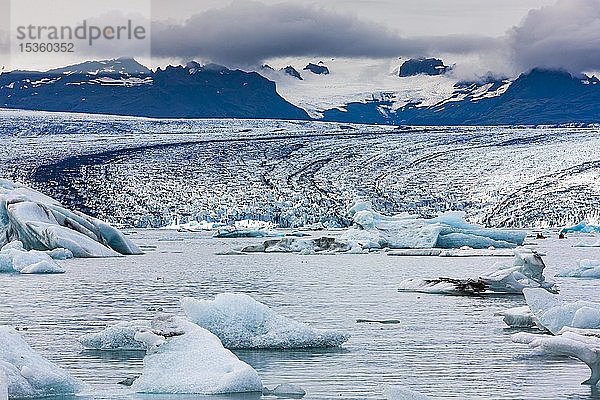 Eisberge in der Gletscherlagune des Gletschers Vatnajökull  Jökulsarlon  Südisland  Island  Europa