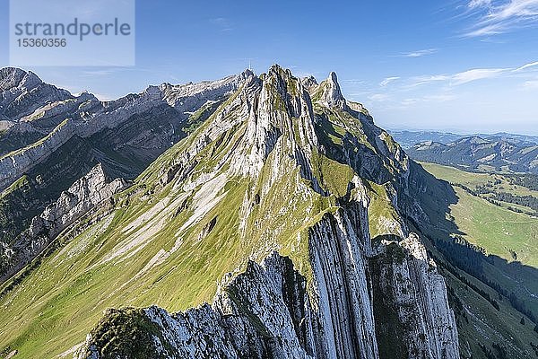 Blick auf den Säntis und die Berge der Alpsteinkette  Alpstein  Kanton Appenzell  Schweiz  Europa