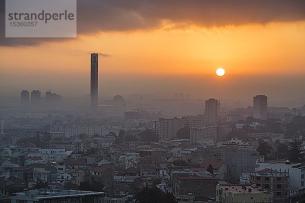 Sonnenaufgang über der Stadt mit Minarett der Großen Moschee von Algier  Algerien  Afrika