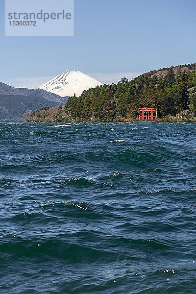 Ashi-See  Hakone Jinjya Heiwa-no-Torii  Hakone-Schrein  hinterer Berg Fuji  Hakone  Fuji Hakone Izu National Park  Japan  Asien