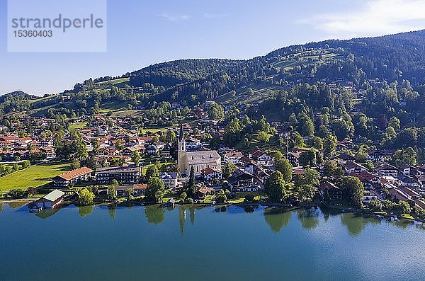 Schliersee mit Ort Schliersee  Drohnenaufnahme  Oberbayern  Bayern  Deutschland  Europa