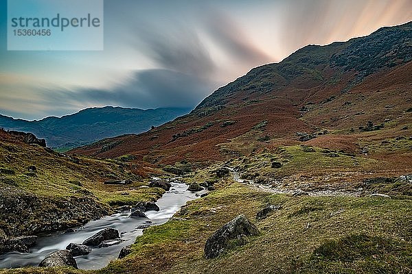 Bachlauf in herbstlicher Hügellandschaft mit bewölktem Himmel  Ambleside  Lake District National Park  Mittelengland  Großbritannien