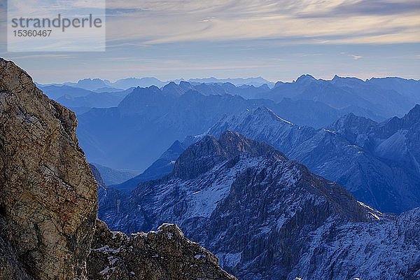 Alpenpanorama  Blick von der Zugspitze  auf Hochblasen  Karwendelgebirge  Watzmann und Dachstein  Garmisch-Partenkirchen  Werdenfelser Land  Oberbayern  Bayern  Deutschland  Europa