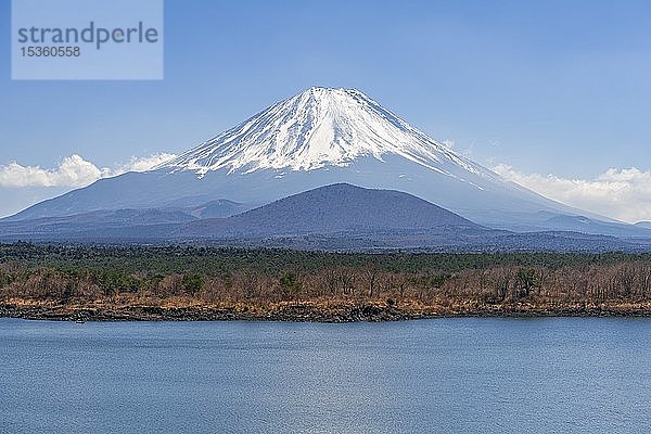 Blick über einen See auf den Vulkan Mt. Fuji  Motosu-See  Präfektur Yamanashi  Japan  Asien