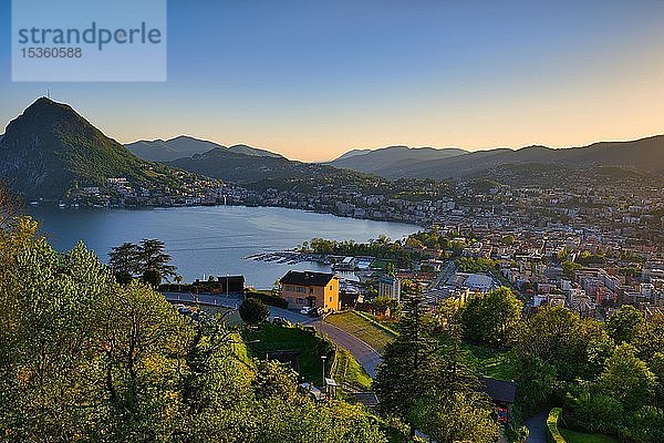 Blick auf Lugano im Abendlicht mit Luganer See und Monte San Salvatore  Abendlicht  Kanton Tessin  Schweiz  Europa