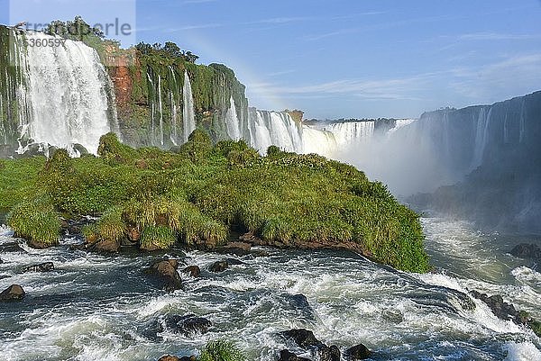 Blick vom Wasserfall Salto Santa Maria auf die Garganta del diablo mit Regenbogen  Teufelsschlund  Iguazu Falls  Puerto Iguazu  Grenze zu Brasilien  Argentinien  Südamerika