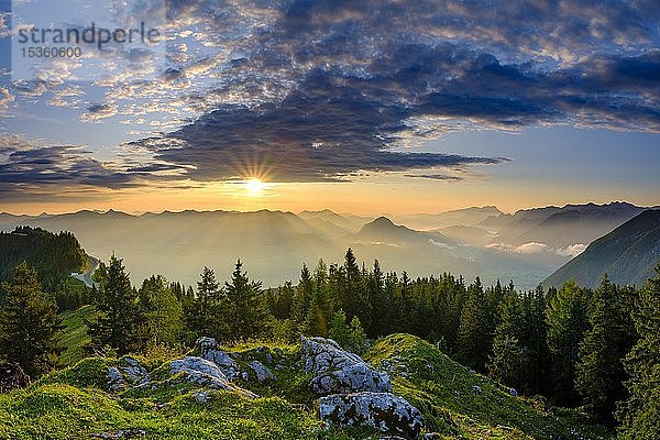 Blick bei Sonnenaufgang auf Alpenpanorama  Osterhorngruppe  Dachstein  hinten rechts und Tennengebirge  rechts  Golling  Salzburger Land  Österreich  Europa