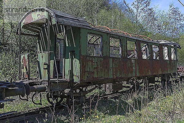 Ausrangierter  verfallener  rostiger Waggon eines Personenzugs auf einem Abstellgleis  Oberfranken  Bayern  Deutschland  Europa