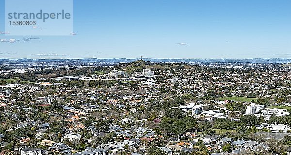 Blick auf Auckland  hinterer Obelisk auf dem Hügel Maungakiekie One Tree Hill  Auckland  Nordinsel  Neuseeland  Ozeanien