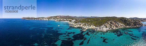 Luftaufnahme  Ansicht der Touristenstadt Peguera  Costa de la Calma  Region Caliva  Mallorca  Balearen  Spanien  Europa
