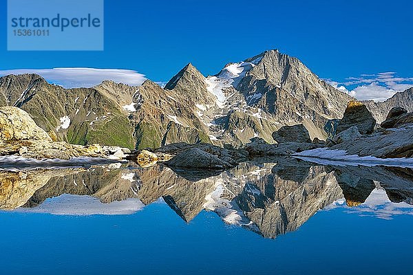 Spiegelung des Oberalpstocks in einem Bergsee  Maderanertal  Kanton Uri  Schweiz  Europa