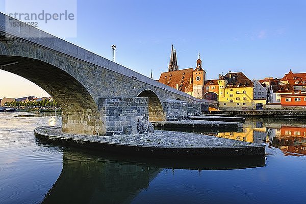 Steinerne Brücke über die Donau und Altstadt mit Brückentor  Regensburg  Oberpfalz  Bayern  Deutschland  Europa