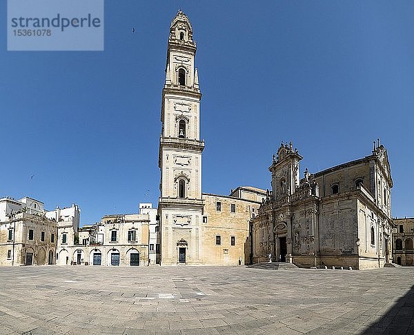 Dom von Lecce mit Campanile  Piazza del Duomo  Lecce  Apulien  Italien  Europa