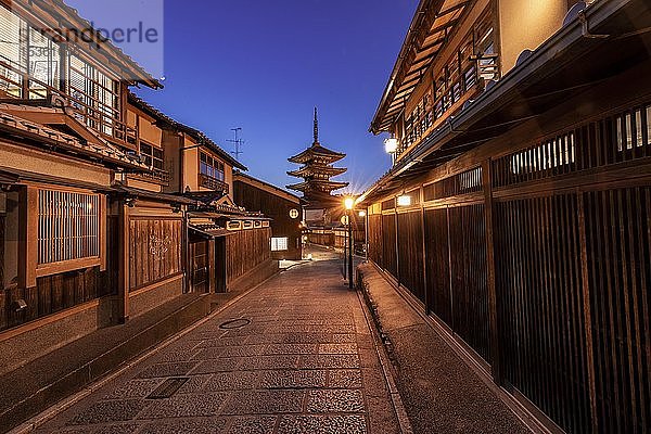 Gasse  Yasaka dori historische Gasse in der Altstadt mit traditionellen japanischen Häusern  hinten fünfstöckige Yasaka-Pagode des buddhistischen H?kanji-Tempels  Abendstimmung  Kyoto  Japan  Asien