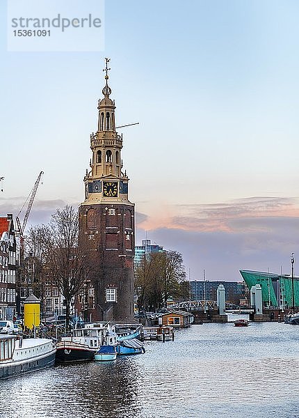 Alter Turm  Montelbaanstoren  Oudeschans  Gracht mit Booten  Amsterdam  Nordholland  Niederlande