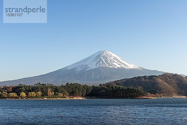 Blick über den Kawaguchi-See  hinterer Vulkan Mt. Fuji  Präfektur Yamanashi  Japan  Asien