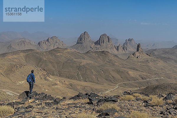 Wanderer genießt die Berge von Assekrem  Tamanrasset  Hoggar-Gebirge  Algerien  Afrika