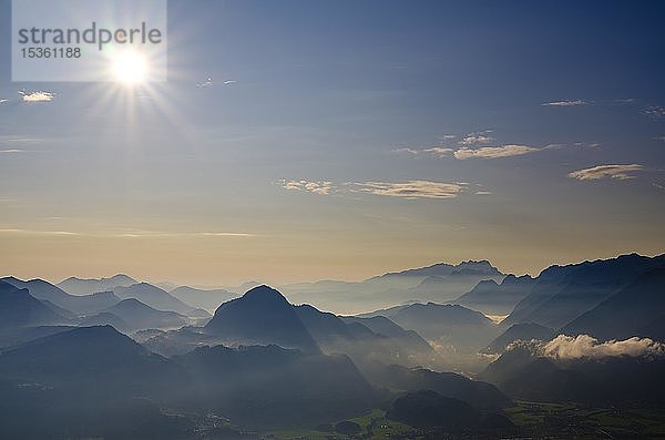Blick auf Alpenpanorama  Osterhorngruppe  Dachstein und Tennengebirge  Salzachtal  Golling  Salzburger Land  Österreich  Europa