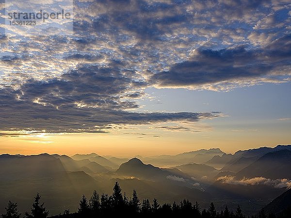 Blick bei Sonnenaufgang auf Alpenpanorama  Osterhorngruppe  Dachstein und Tennengebirge  Golling  Salzburger Land  Österreich  Europa