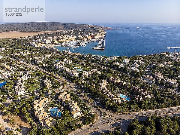 Luftaufnahme  Blick über Santa Ponca mit Villen zum Yachthafen Port Adriano  Mallorca  Balearen  Spanien  Europa