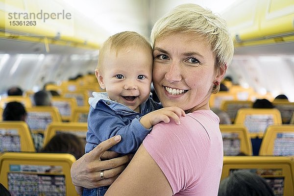 Mutter mit ihrem sechs Monate alten kleinen Jungen im Flugzeug  Spanien  Europa