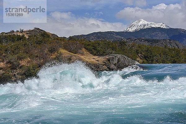 Stromschnellen am Zusammenfluss des türkisfarbenen Rio Baker und des gletschergrauen Rio Nef  zwischen Puerto Guadal und Cochrane  Región de Aysén  Chile  Südamerika