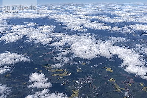Wolken über Franken  vom Flugzeug aus gesehen  Bayern  Deutschland  Europa