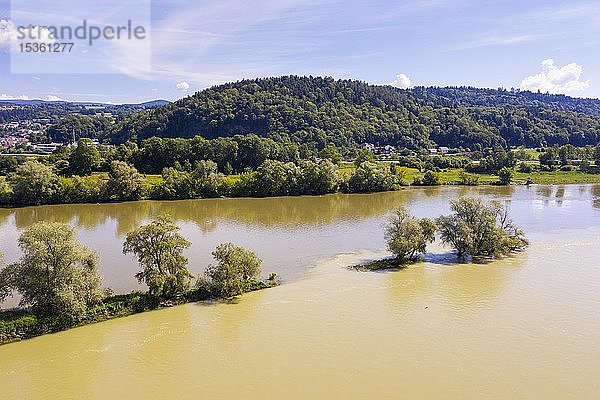 Mündung der Isar  vorne  in die Donau  Isarmündung bei Hochwasser  bei Deggendorf  Drohnenaufnahme  Niederbayern  Bayern  Deutschland  Europa