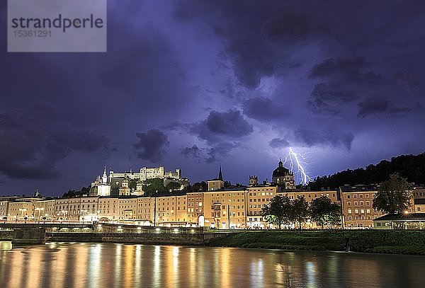 Stadtansicht  Altstadt und Festung Hohensalzburg mit Blitzschlag bei Gewitter  Salzburg  Bundesland Salzburg  Österreich  Europa
