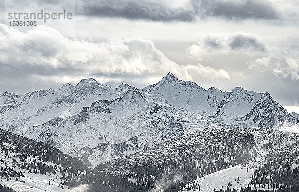 Blick auf schneebedeckten Alpenhauptkamm mit Großvenediger  Hochbrixen  Brixen im Thale  Brixental  Tirol  Österreich  Europa
