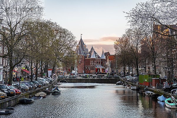 Ansicht des Restaurants In de Waag an der Gracht Kloveniersburgwal  Amsterdam  Nordholland  Niederlande