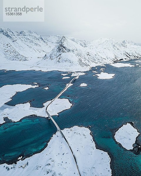 Verschneite Landschaft am Fjord mit Fredvang-Brücken  Drohnenaufnahme  Lofoten  Norwegen  Europa