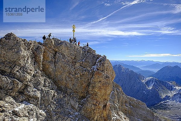 Wanderer auf dem Gipfel mit Gipfelkreuz  Zugspitze  Garmisch-Partenkirchen  Werdenfelser Land  Oberbayern  Bayern  Deutschland  Europa
