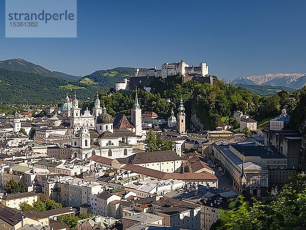 Stadtbild  Altstadt und Festung Hohensalzburg  Stadt Salzburg  Salzburger Land  Österreich  Europa