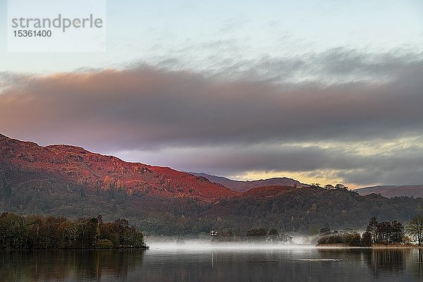 Morgenstimmung und Nebel über dem See  hügelige Landschaft  Rydal Water  Ambleside  Lake District National Park  Mittelengland  Großbritannien