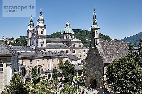 Blick über den St. Petersfriedhof mit Margarethenkapelle und Salzburger Dom  Salzburg  Österreich  Europa