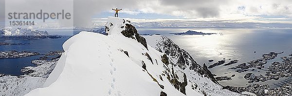Bergsteiger auf dem Gipfel des Blåtinden  Svolvaer  Austvågøy  Lofoten  Norwegen  Europa