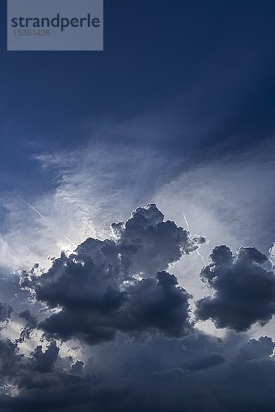 Sonne hinter einer Regenwolke (Nimbostratus)  Bayern  Deutschland  Europa