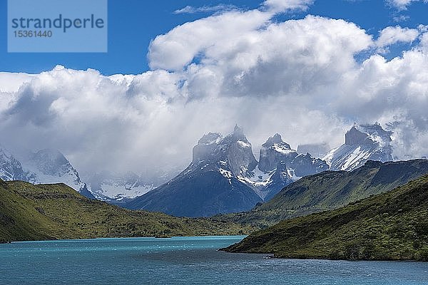 Rio Paine mit den Cuernos del Paine  Torres del Paine National Park  Región de Magallanes  Patagonien  Chile  Südamerika