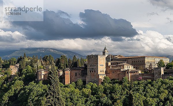 Maurische Stadtburg Alhambra mit bewölktem Himmel  Granada  Andalusien  Spanien  Europa