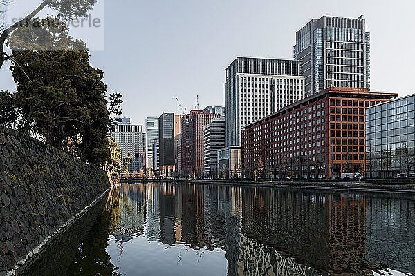 Hochhäuser  die sich in einem Kanal spiegeln  Innenstadt von Toyko  im Kokyo Gaien National Garden  Chiyoda-ku  Tokio  Japan  Asien