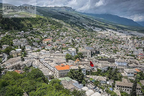 Blick von der Burg über die Stadt  Gjirokastra  Albanien  Europa